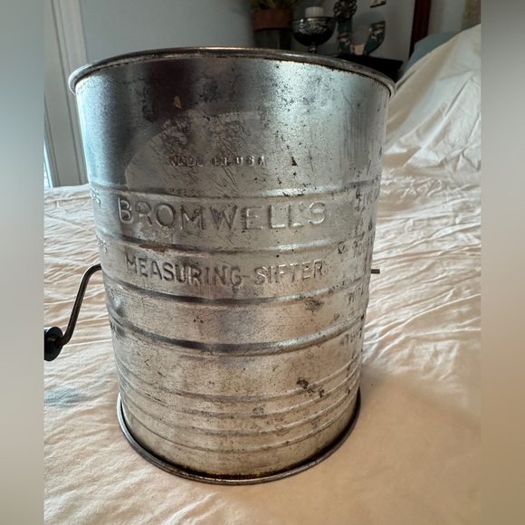 Bromwell’s vintage 5 cup hand sifter - Picture 2 of 8